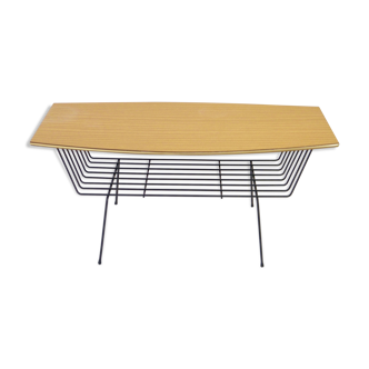 Table basse porte-revues en metal noir et formica