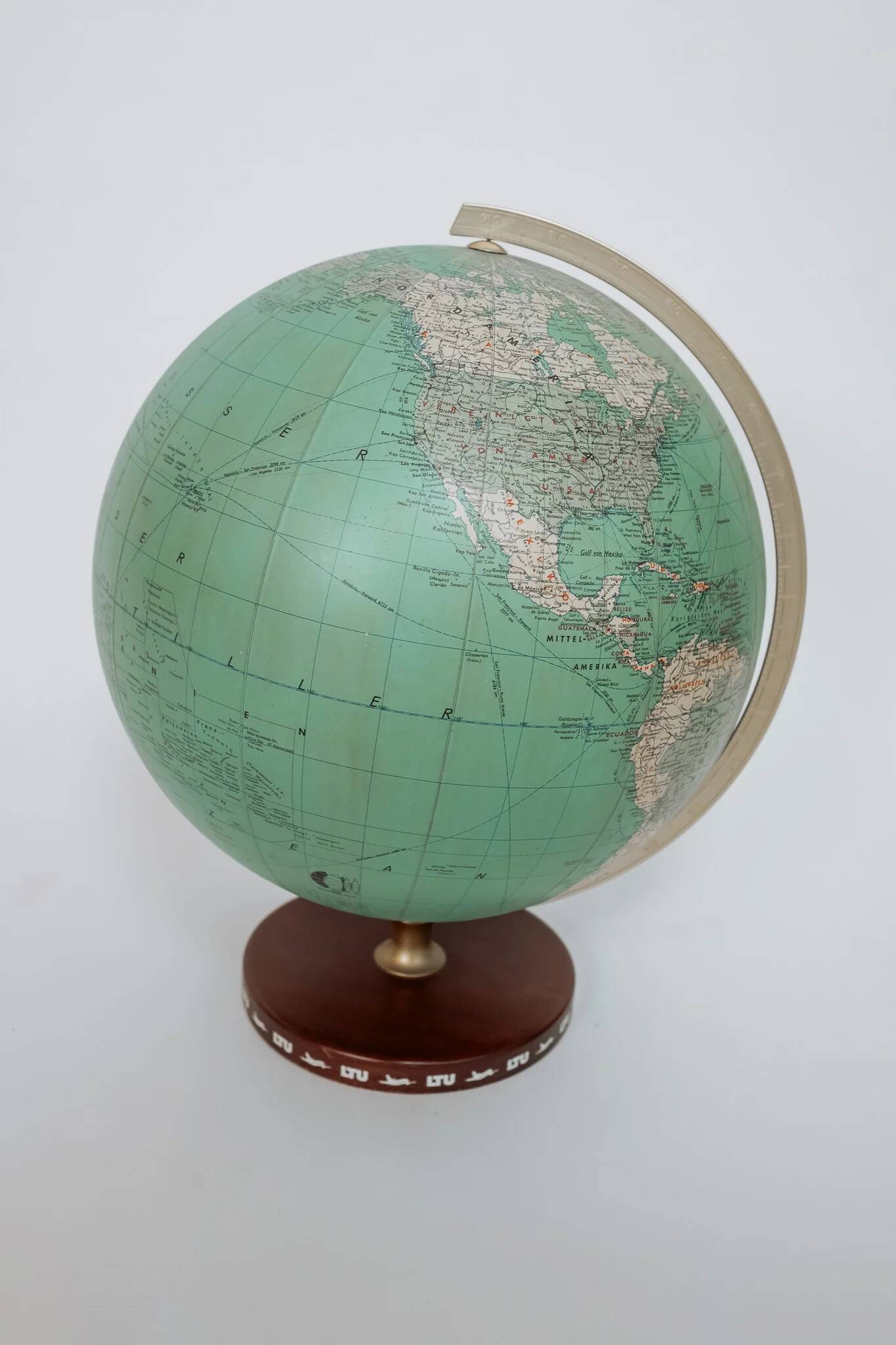 Globe terrestre vintage sur pied en bois, années 60