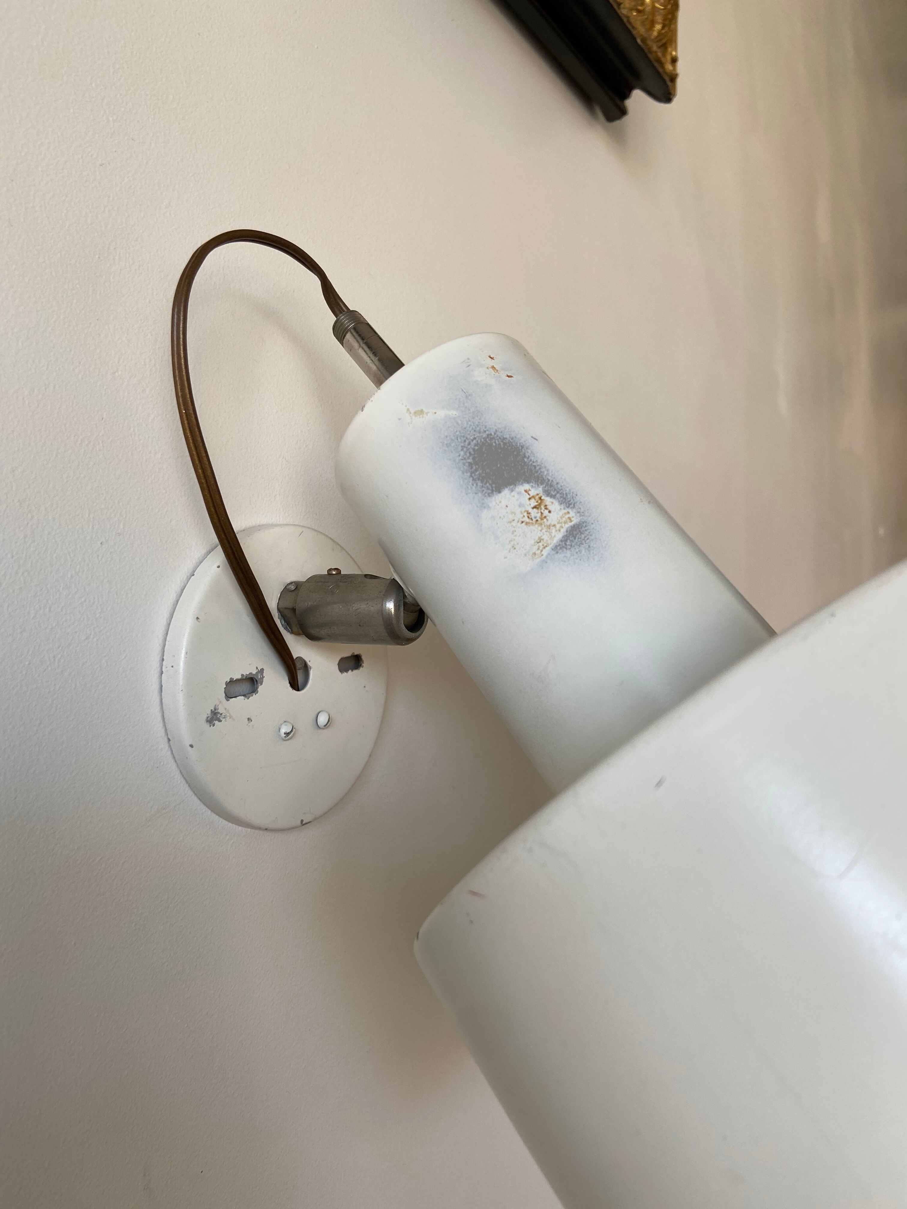 Enamelled sheet metal wall