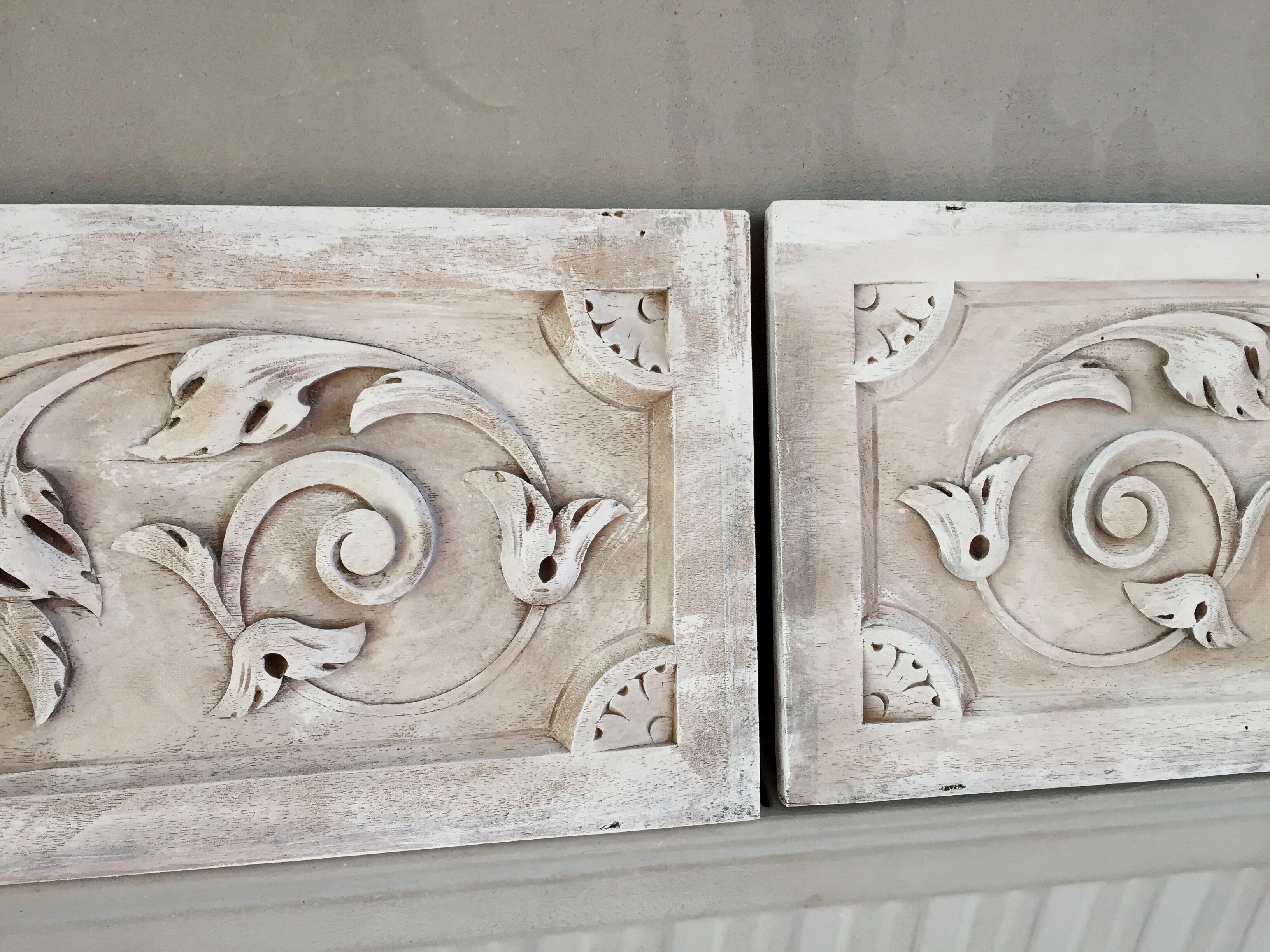 Paire de panneaux en bois sculpté