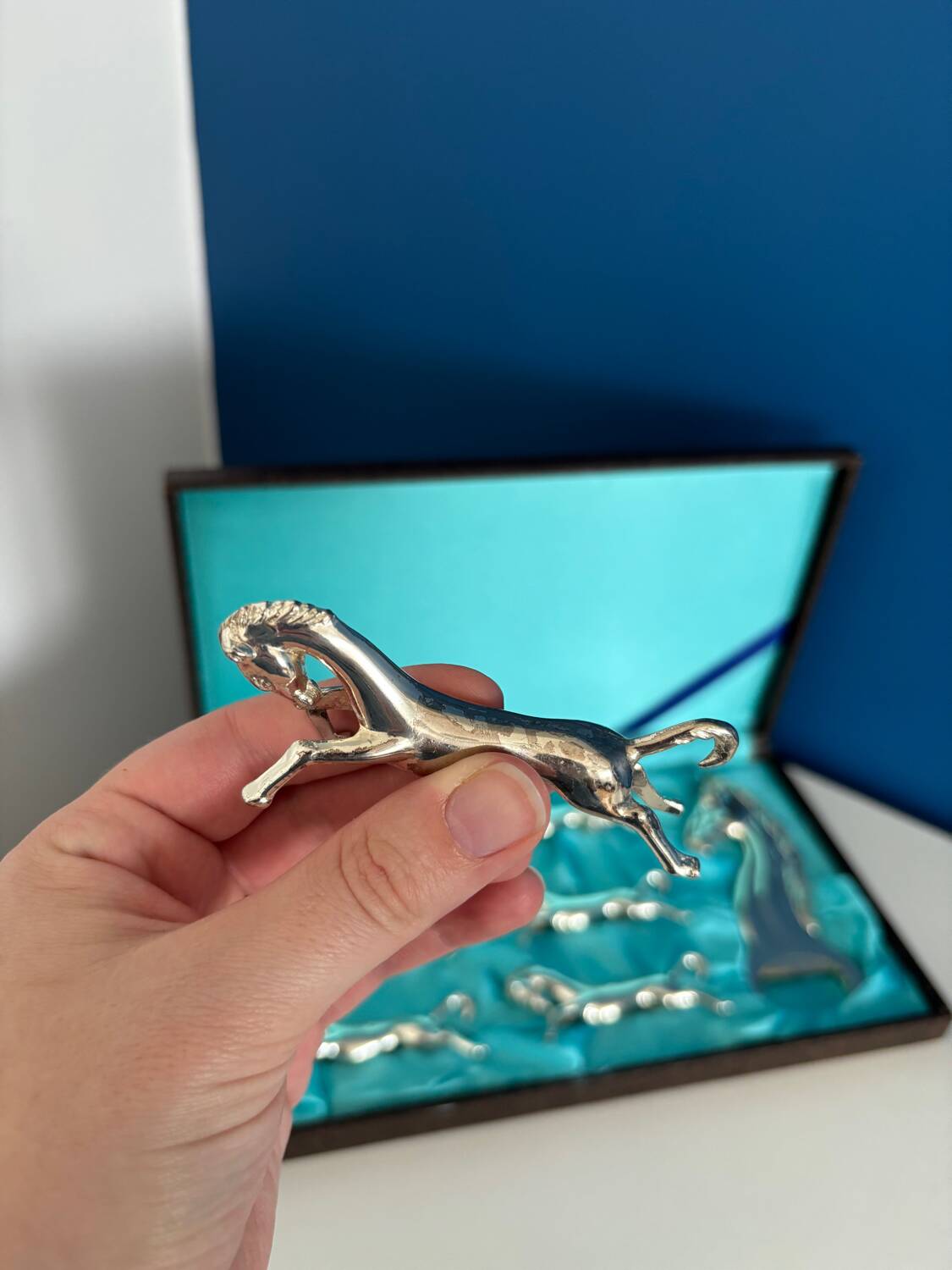 Set of 6 vintage silver metal knife holders and bottle opener, chev design