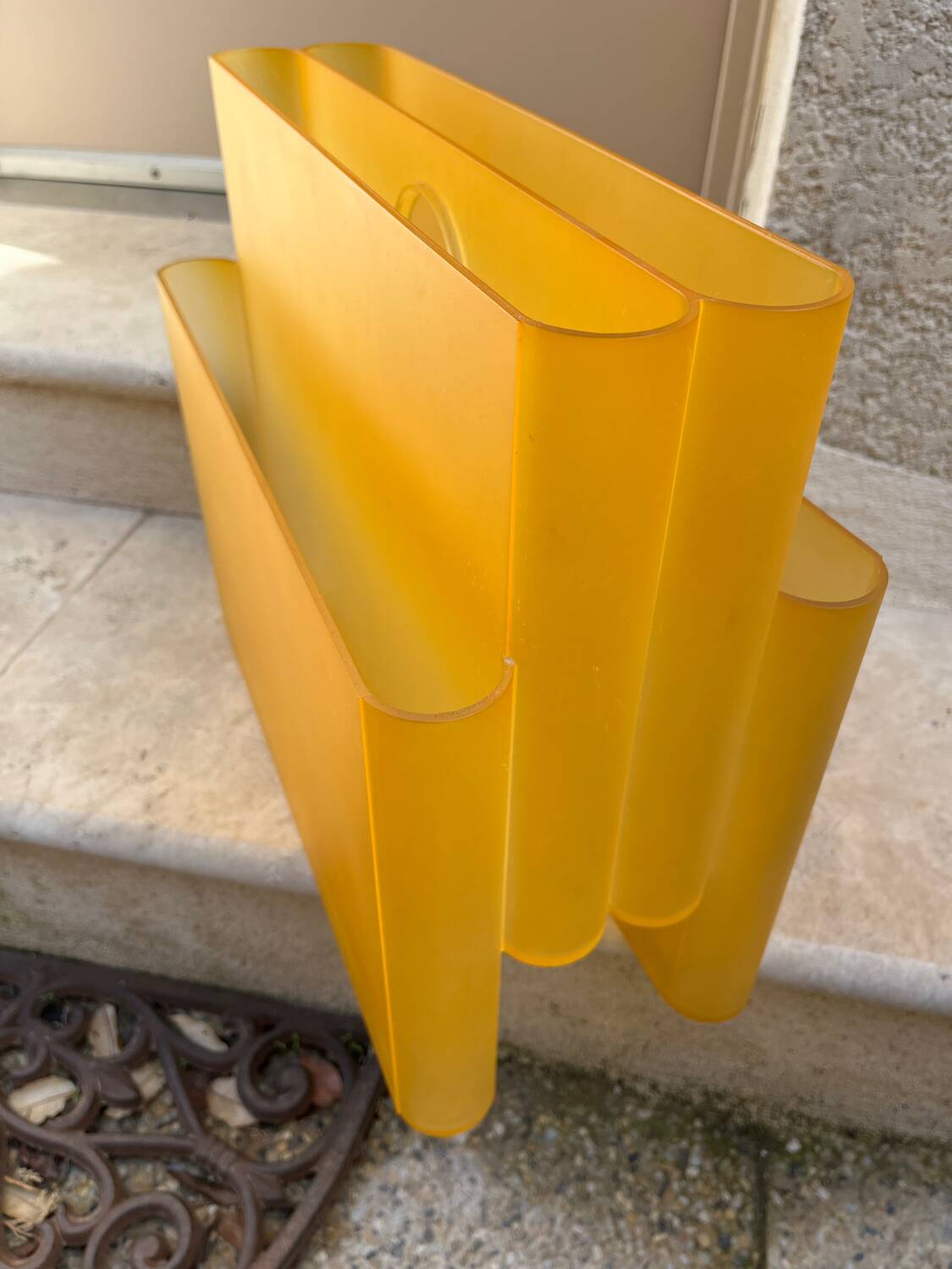 Giotto stoppions magazine holder for kartell