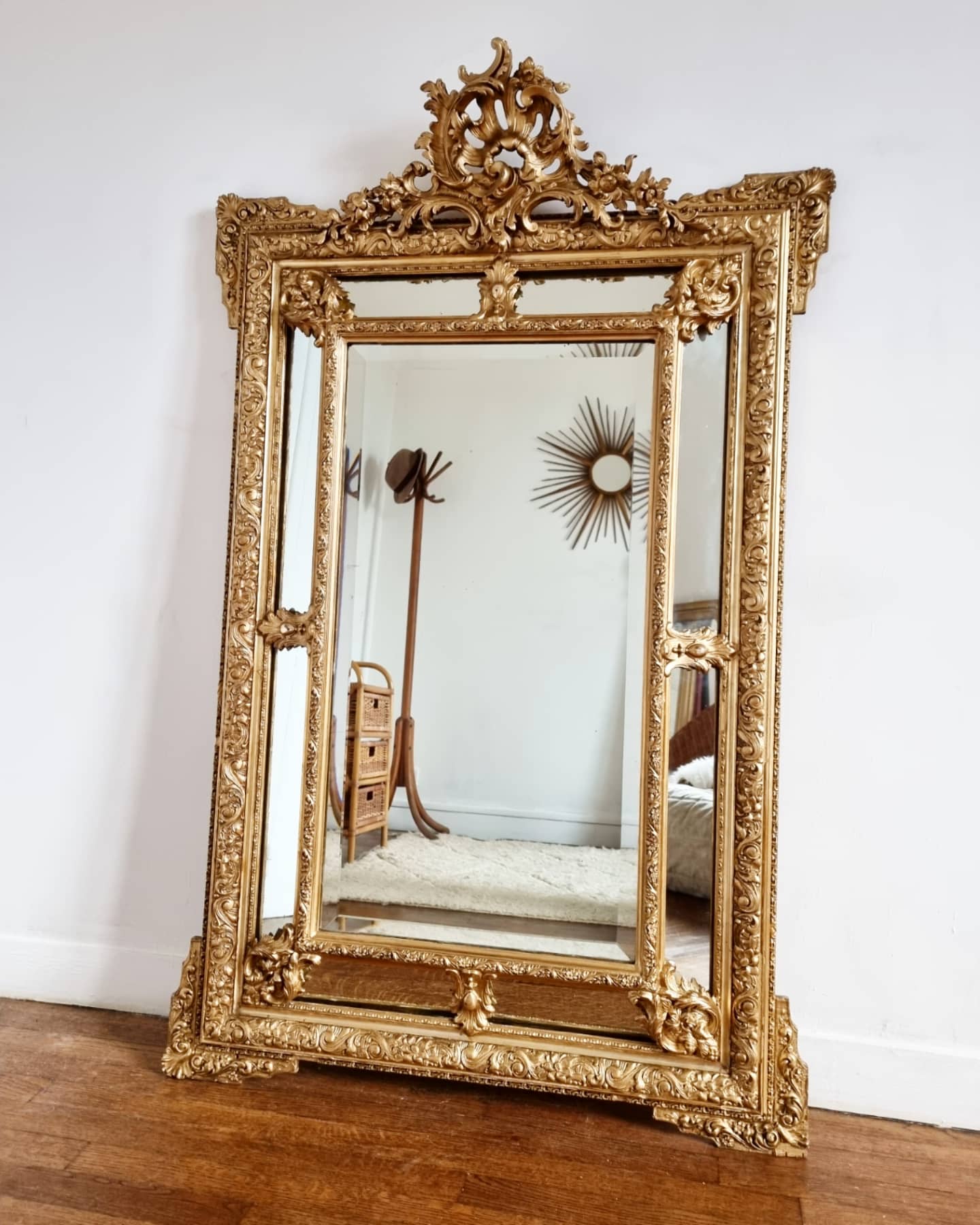 Antique mirror in Parecloses