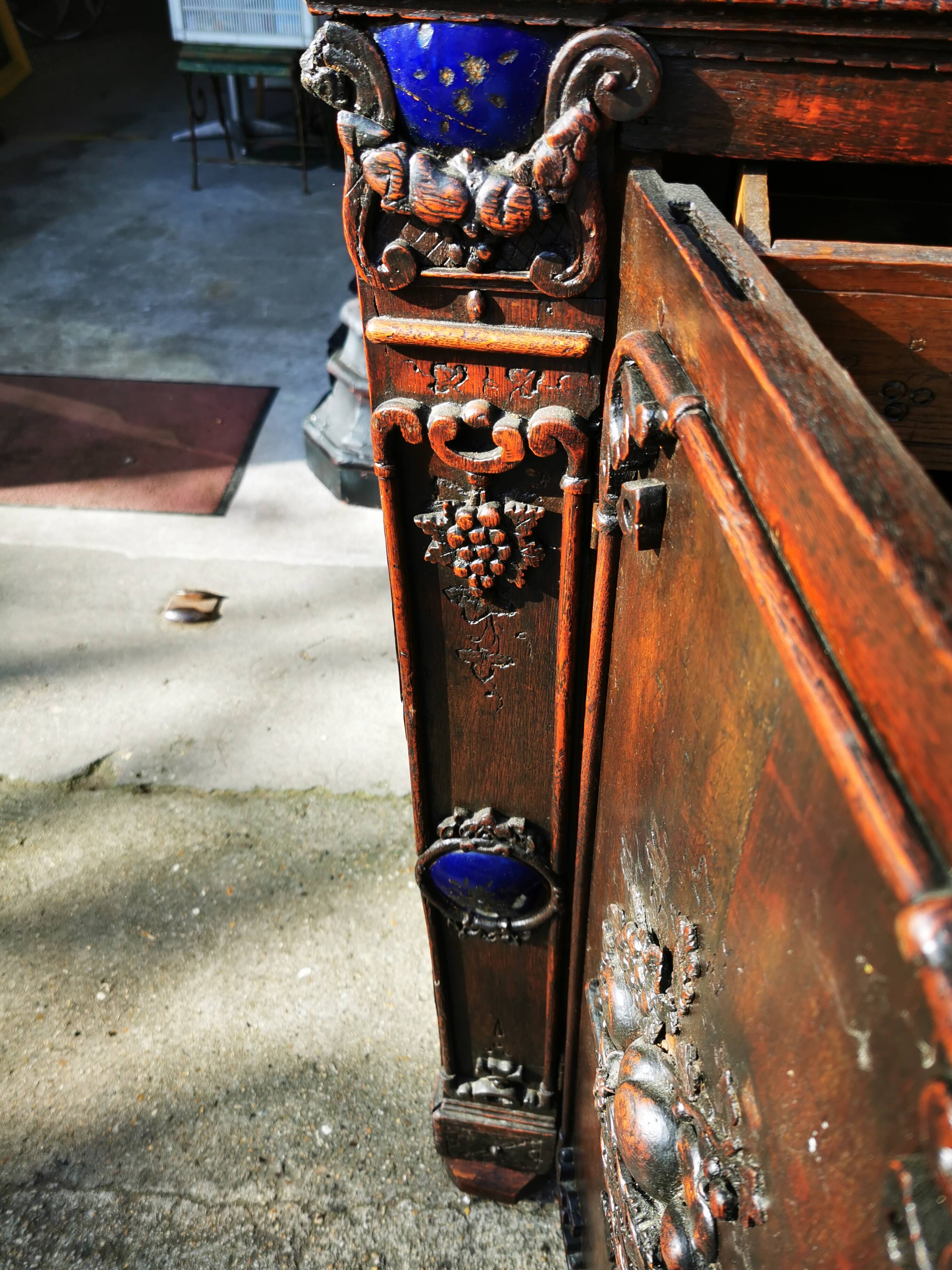 Cabinet / Vaisselier ancien richement sculpté 19éme