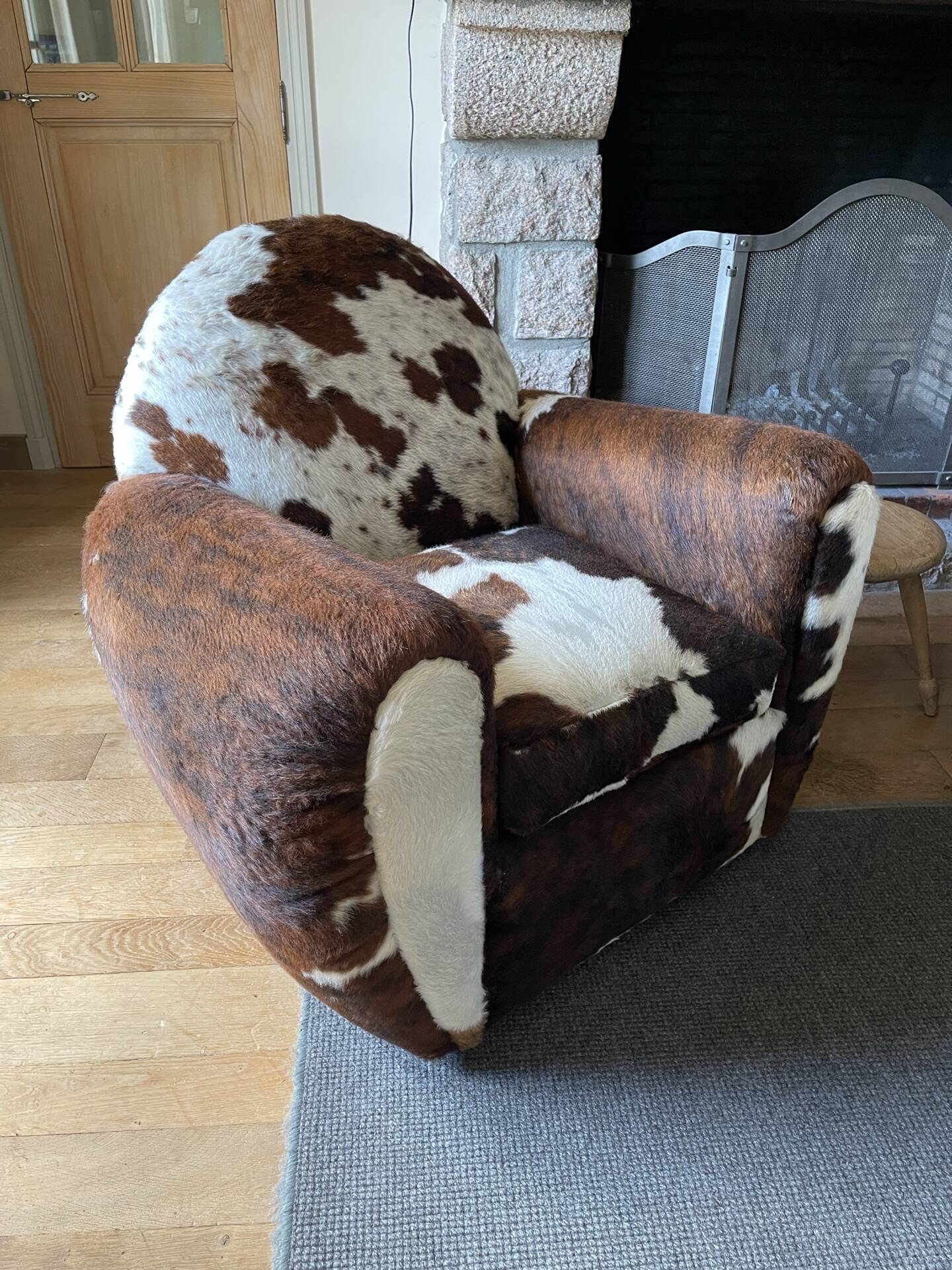 Fauteuils club en peau de vache