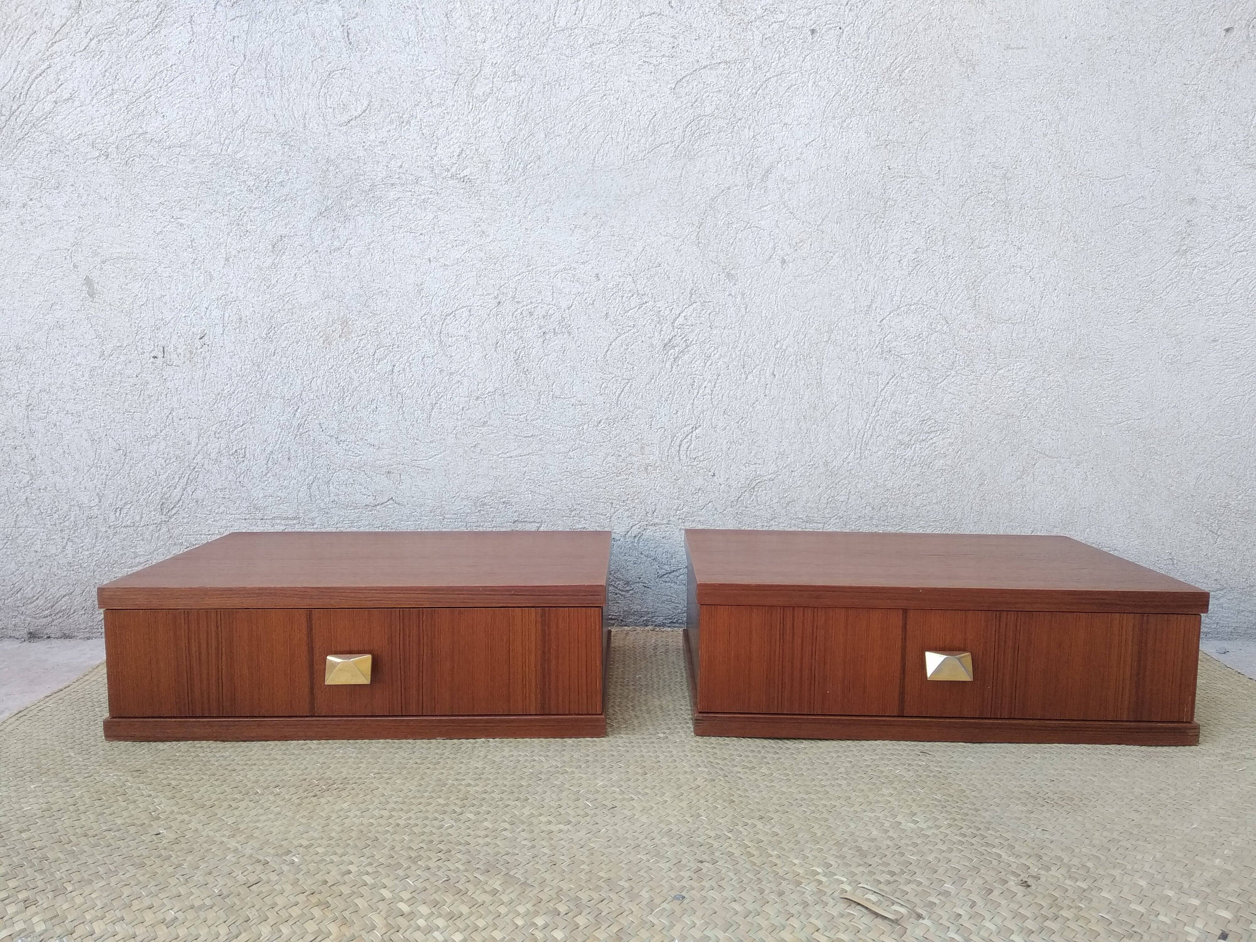 Paire de tables de chevet suspendues en teck