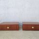 Paire de tables de chevet suspendues en teck