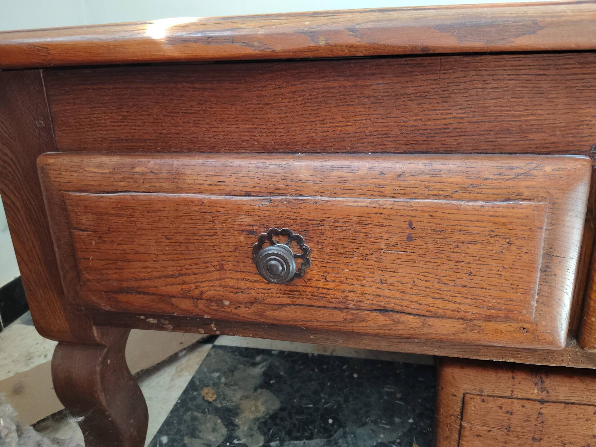 Rustic oak coffee table – Apothecary spirit – 19th century