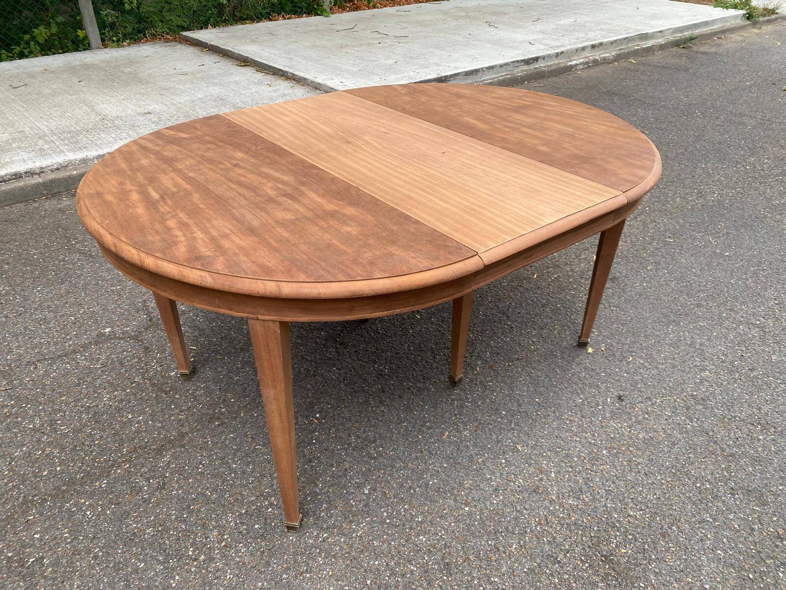 Renovated round extendable dining table made of solid mahogany from the 19th century.