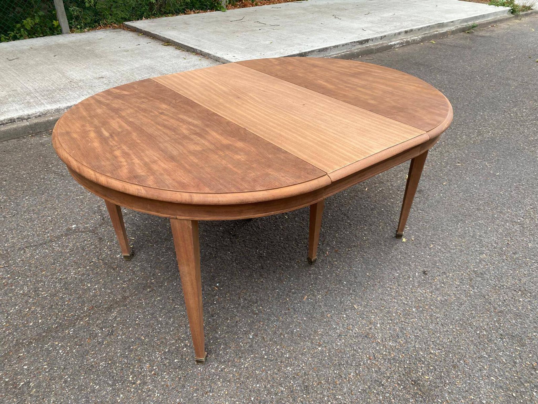 Renovated round extendable dining table made of solid mahogany from the 19th century.