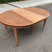 Renovated round extendable dining table made of solid mahogany from the 19th century.