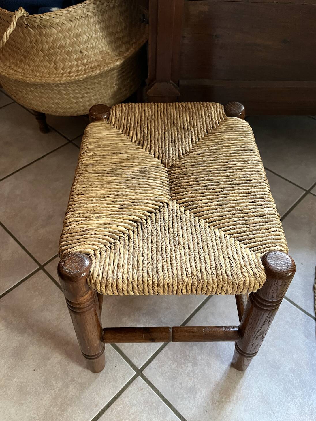 Tabouret bas en paille