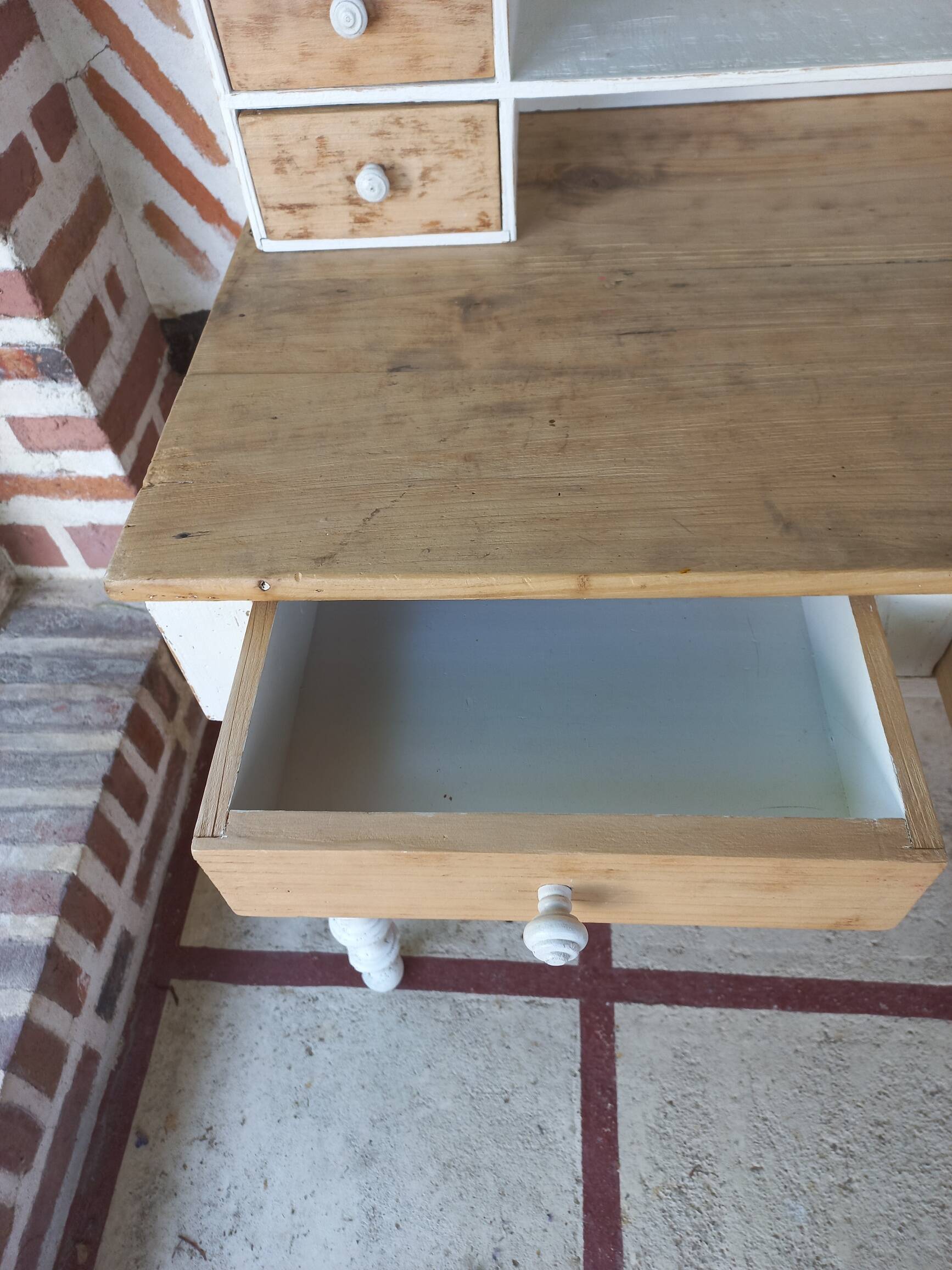 Shabby chic white patinated desk with drawers