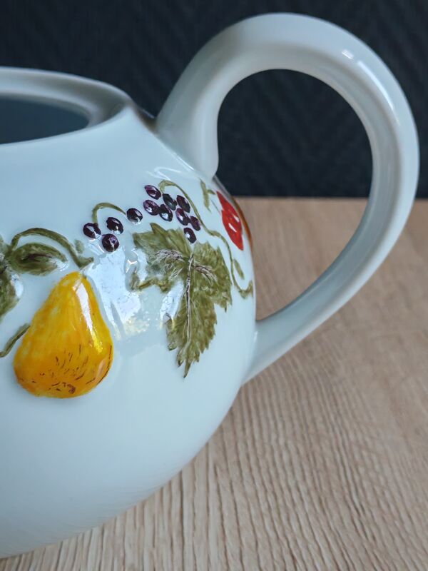 Théière Deshouliéres en porcelaine de Limoges, décor fruits fraises cerises