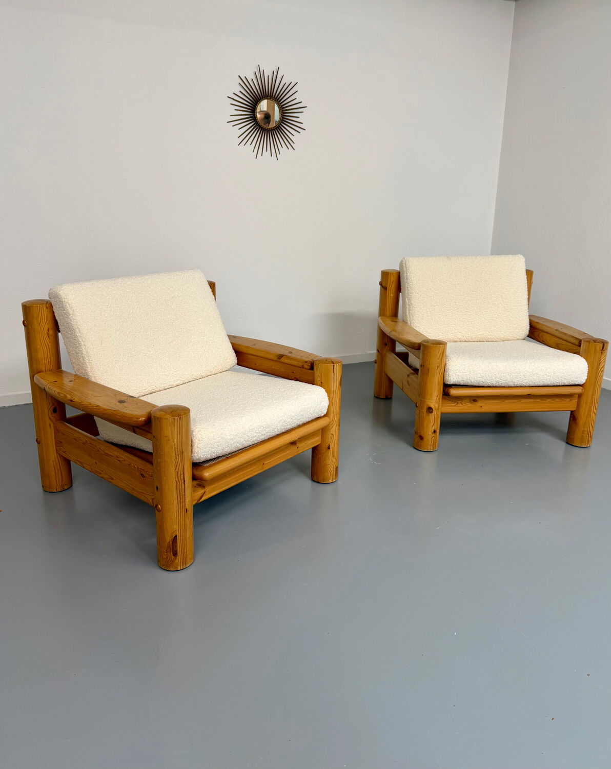 Set of 2 armchairs in solid pine with boucle fabric, 1970s Scandinavian design.