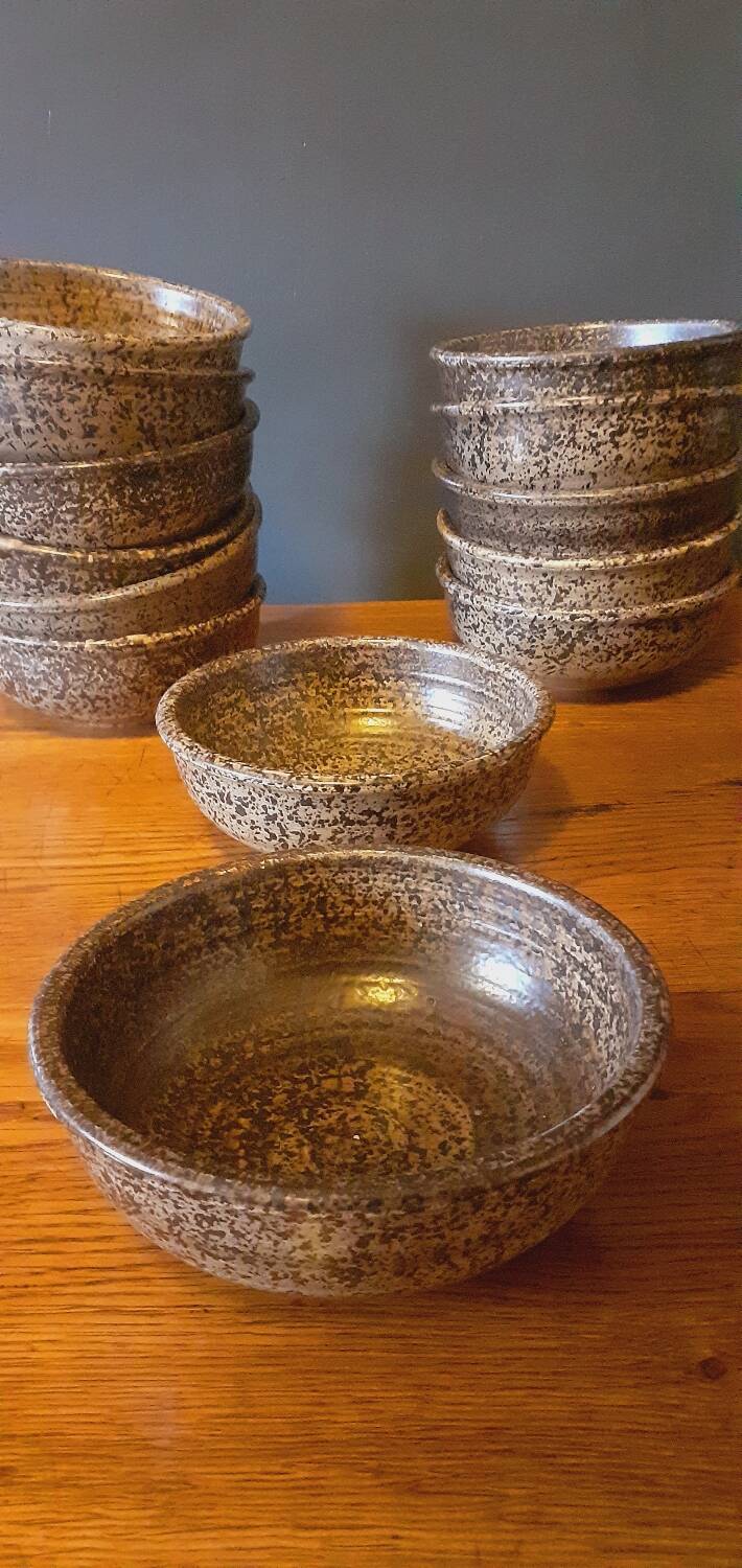 18 assiettes à soupe, jattes en grès de Salins les Bains année 60