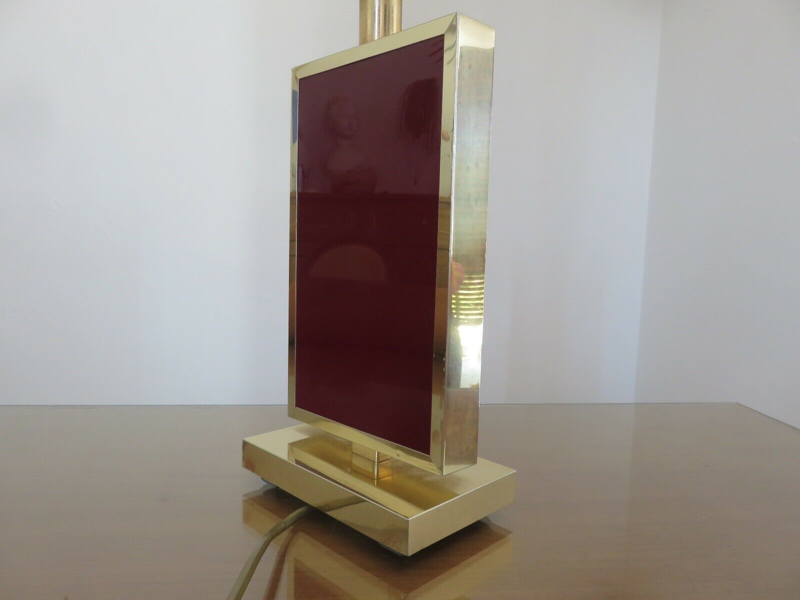 Lampe en laiton et plexiglas bordeaux années 70