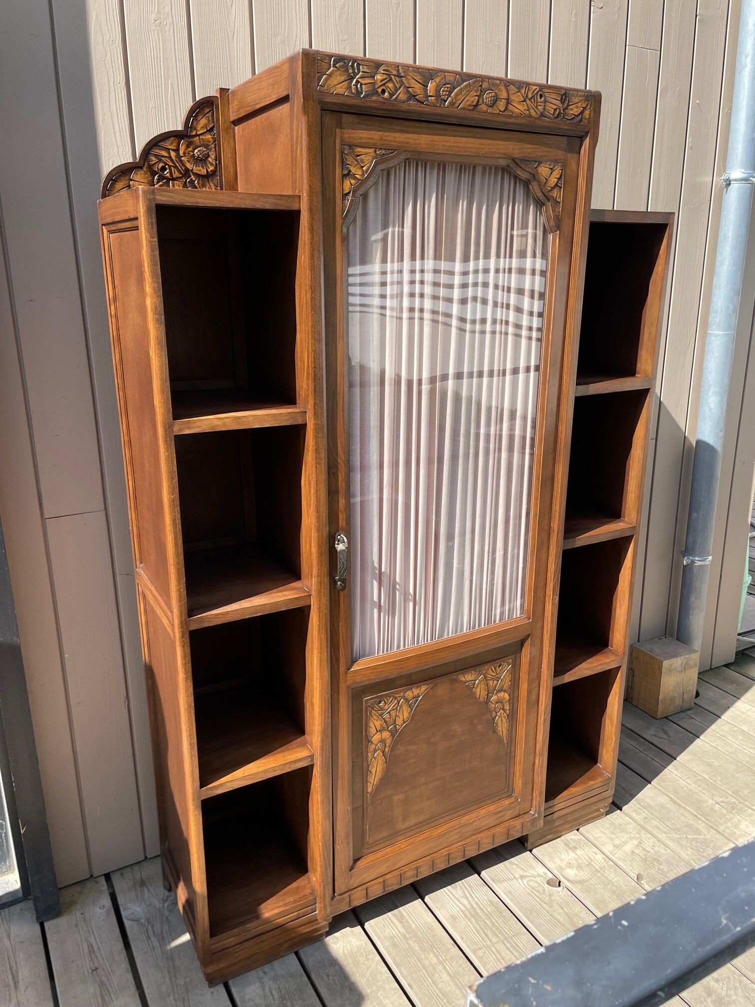 Art deco showcase
