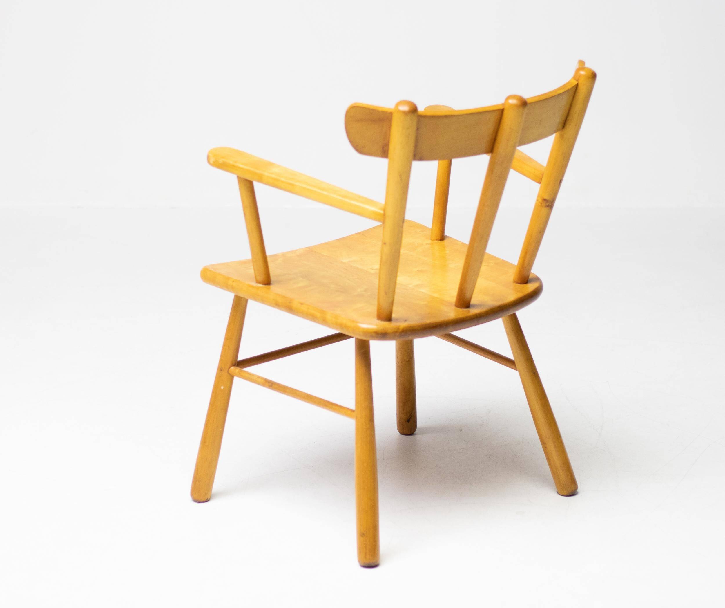 Danish organic armchair in solid birch, curved backrest, 1950s design.