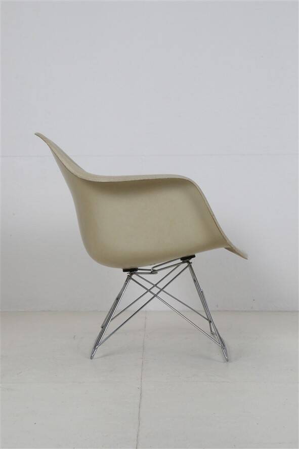 Rare Herman Miller / Charles & Ray Eames “LAR” fiberglass armchair on “Cat’s Cradle Base” / 1950s-1960s