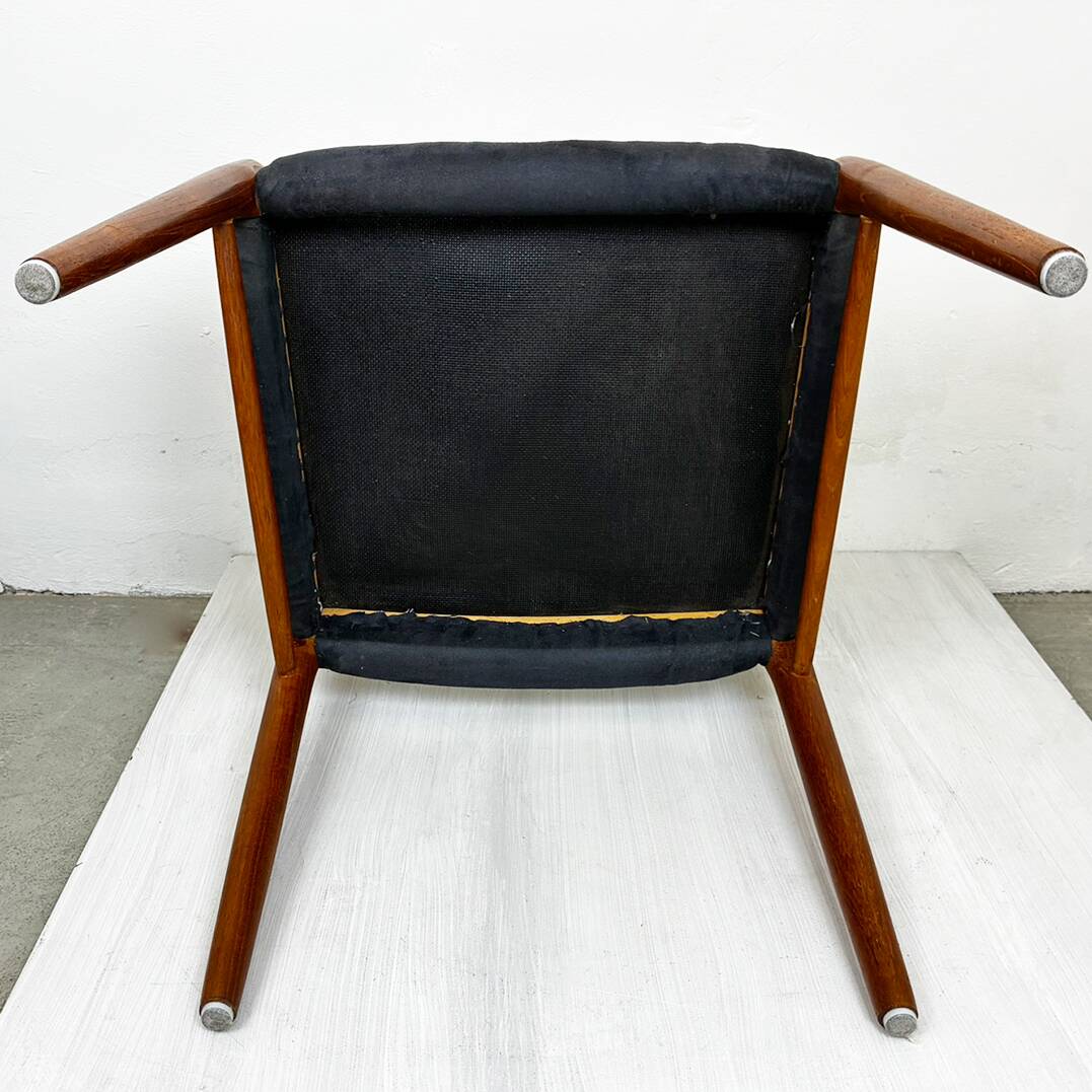 A beautiful pair of modern Scandinavian dining chairs in teak, model 75 by Niels Otto Møller.