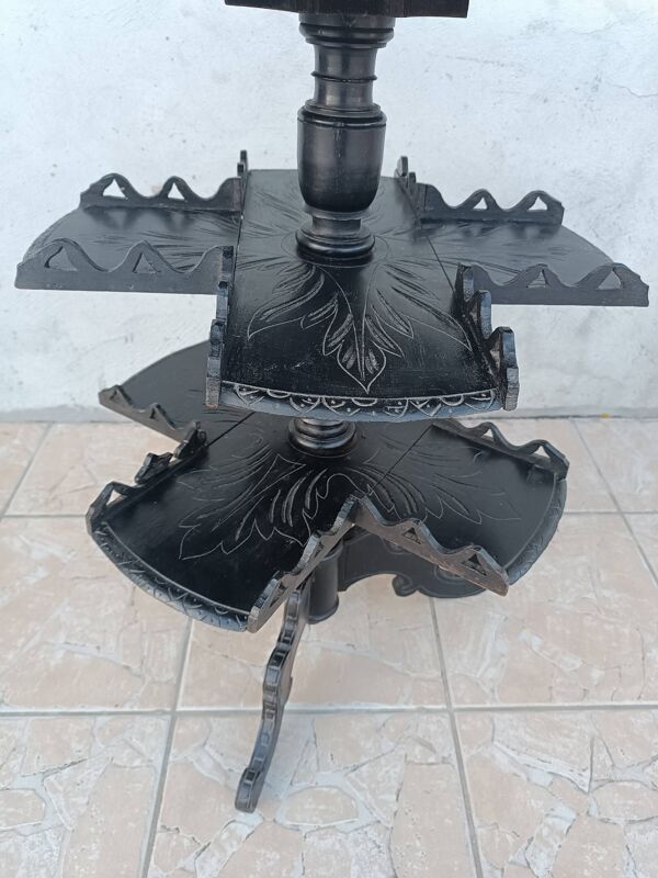 Guéridon époque Napoléon III en bois noirci à décor de feuillages