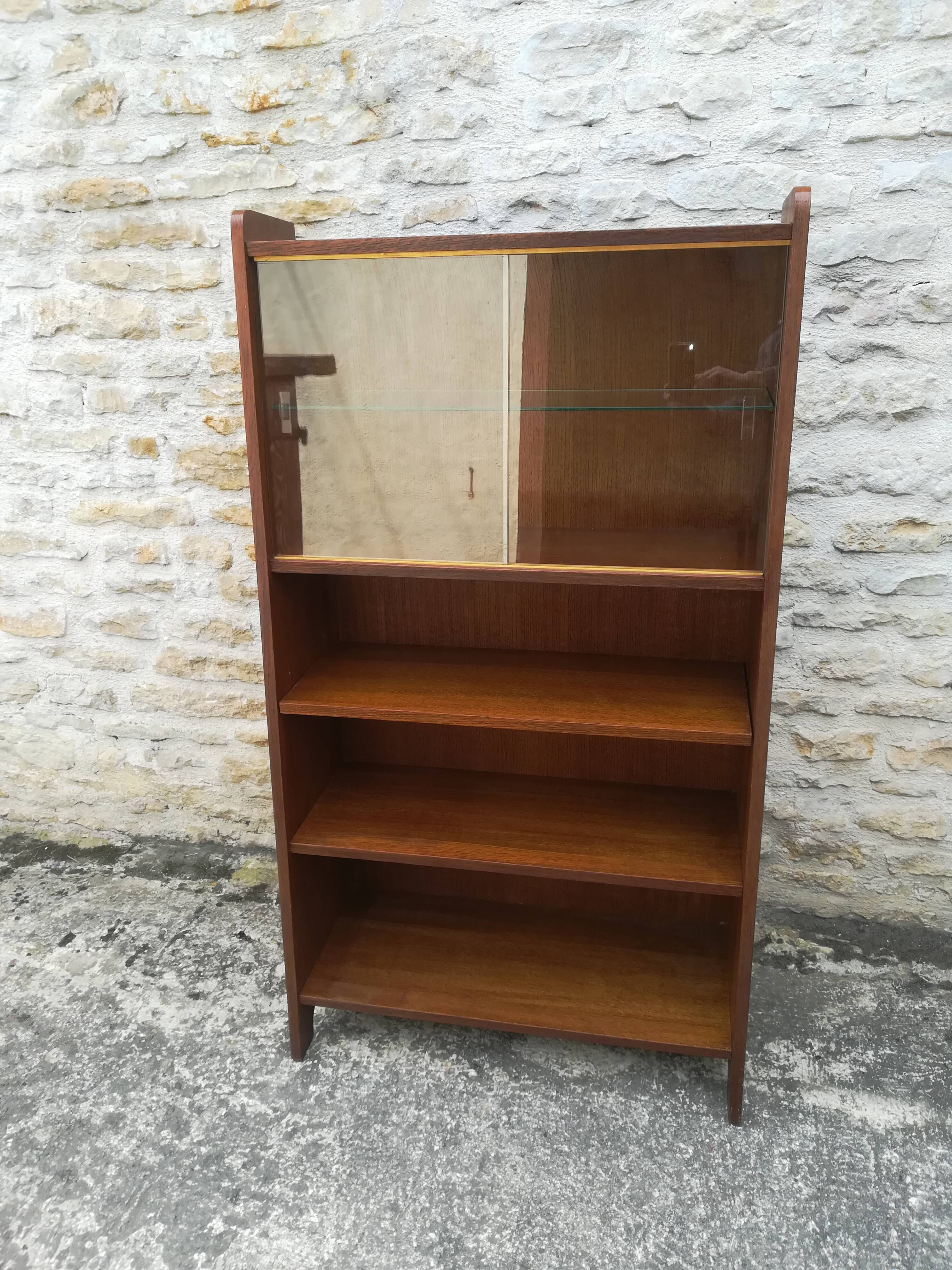 Vintage showcase library