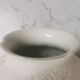 Vase boule roses porcelaine blanche