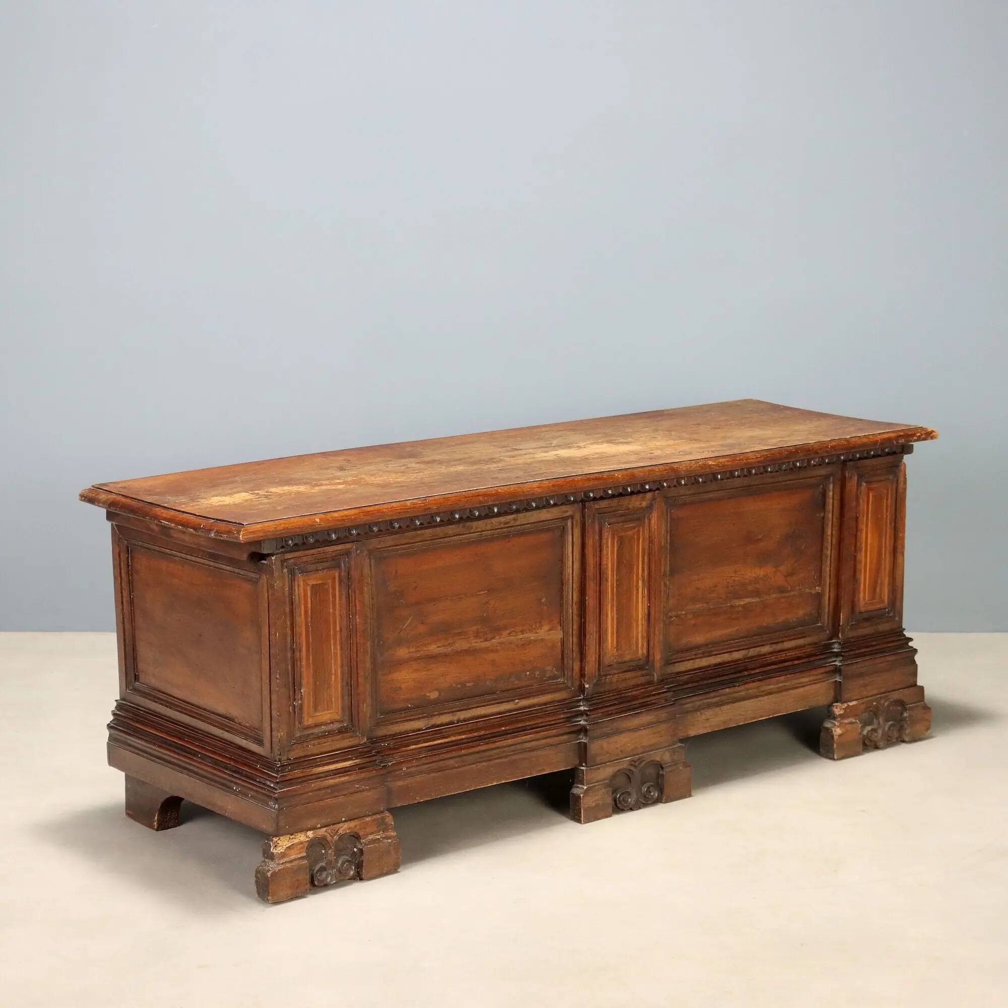 Baroque antique chest in carved walnut, Italy, 18th century.