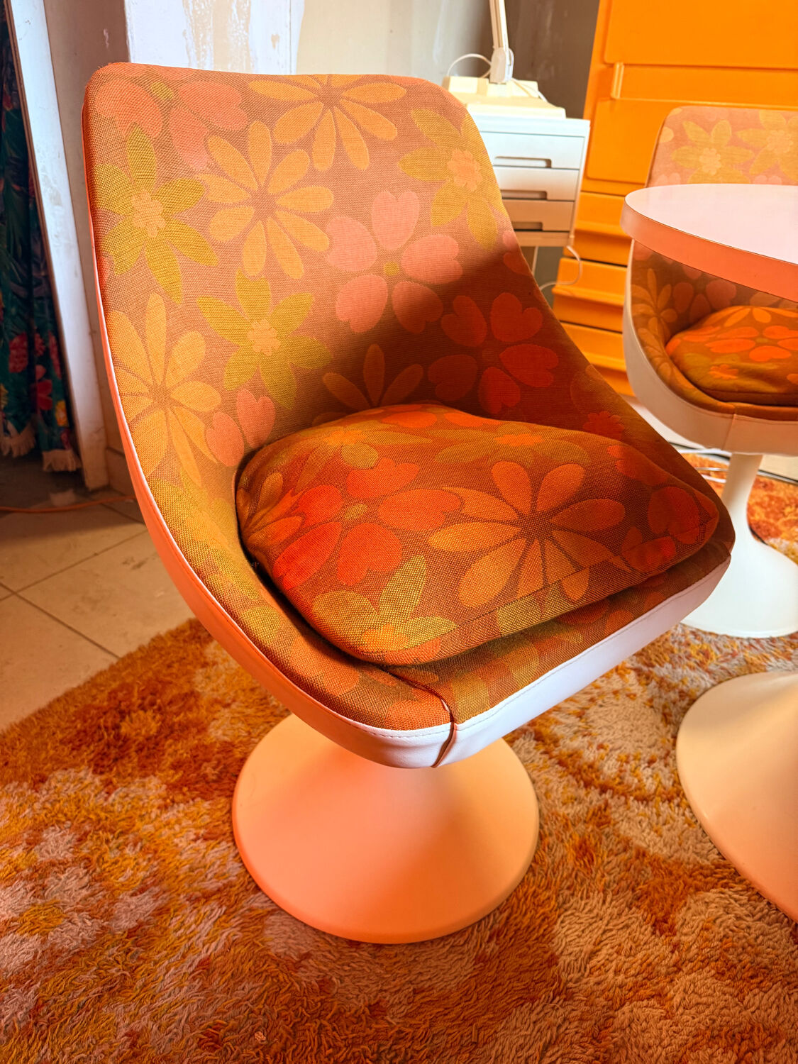 Table and tulip leg chair, vintage space age from the 70s.