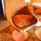 Table and tulip leg chair, vintage space age from the 70s.