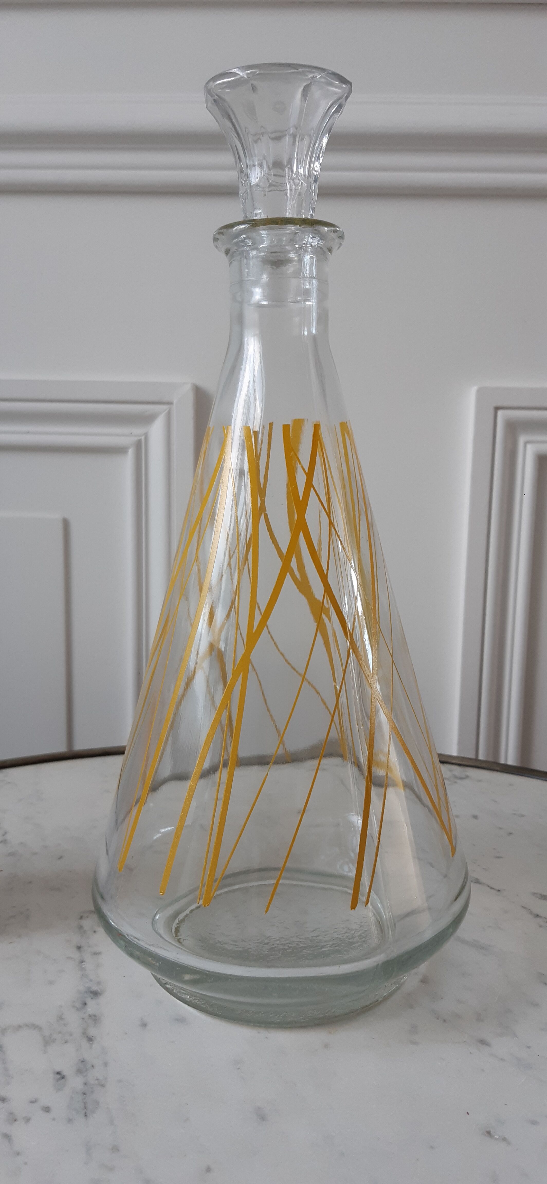 Colorful set consisting of a decanter and 7 70s liqueur glasses