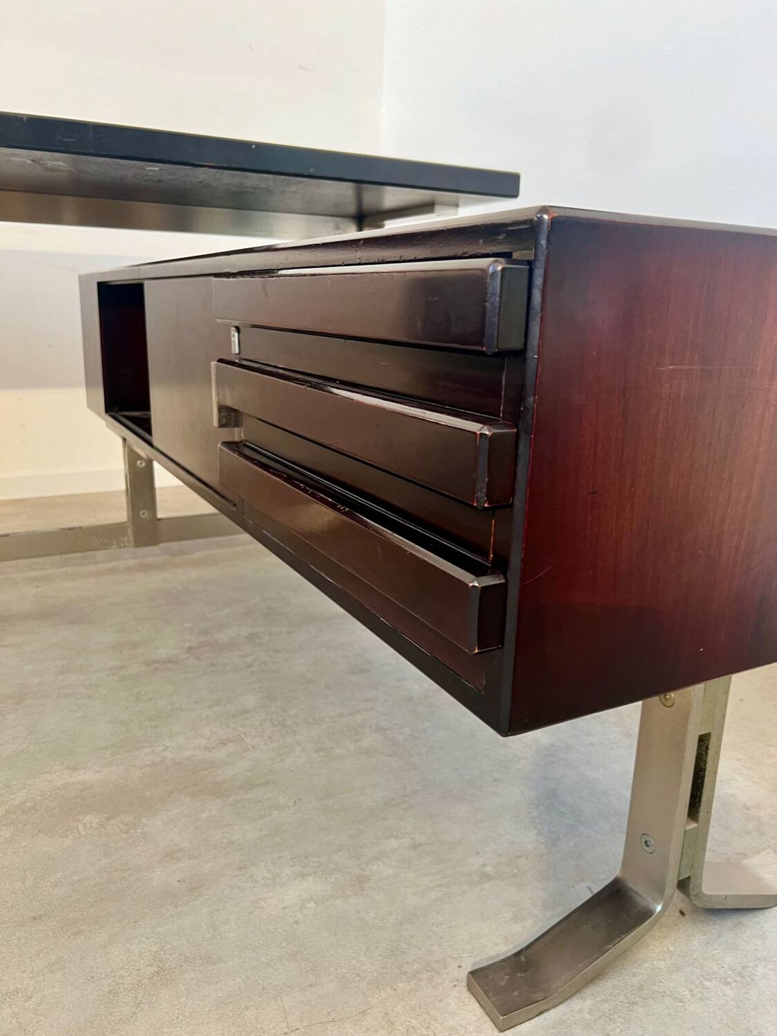 Vintage president corner desk in rosewood design by Gianni Moscatelli vintage
