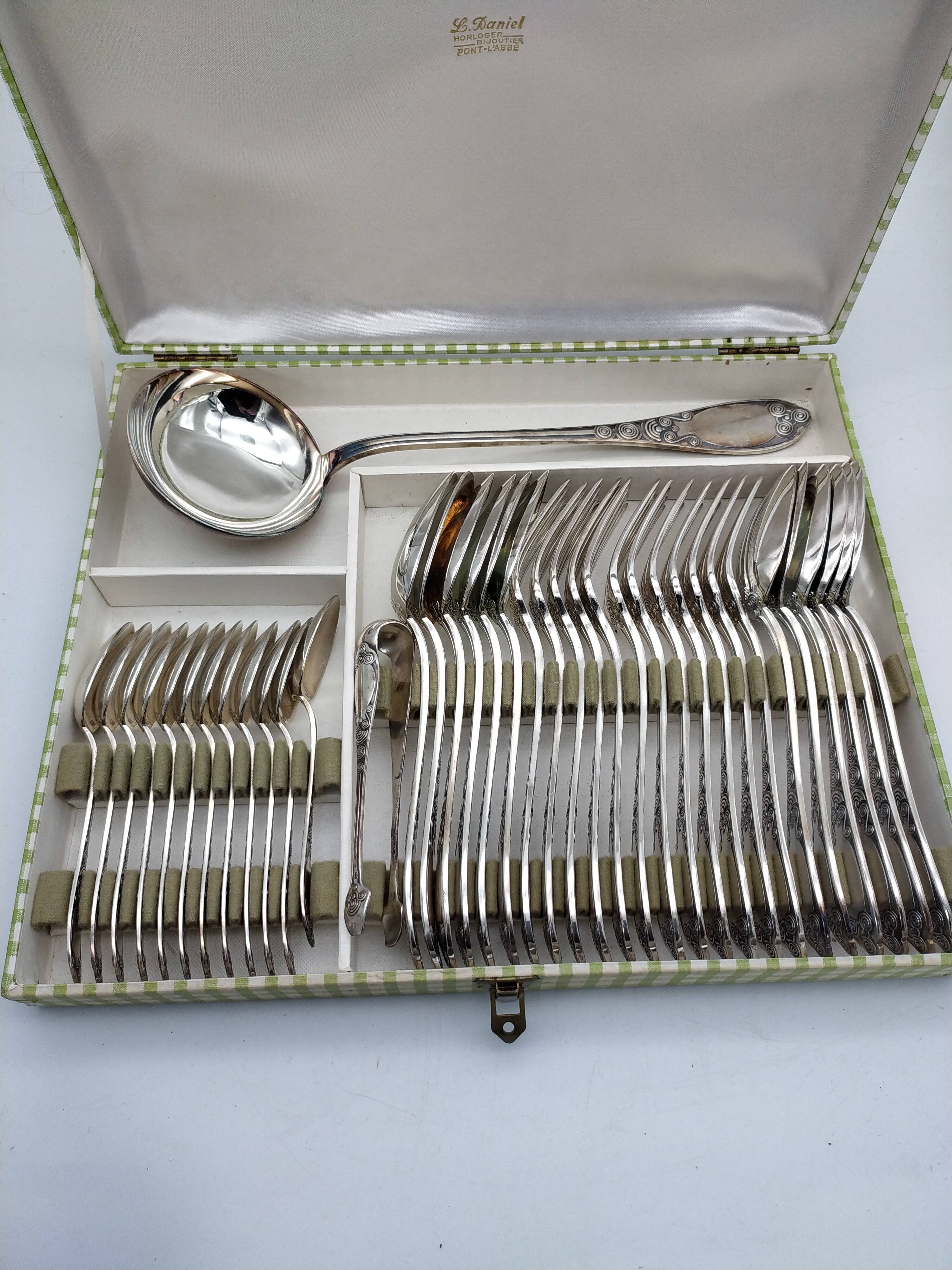 Bigouden decor cutlery set. 38 pieces. Silver-plated metal.