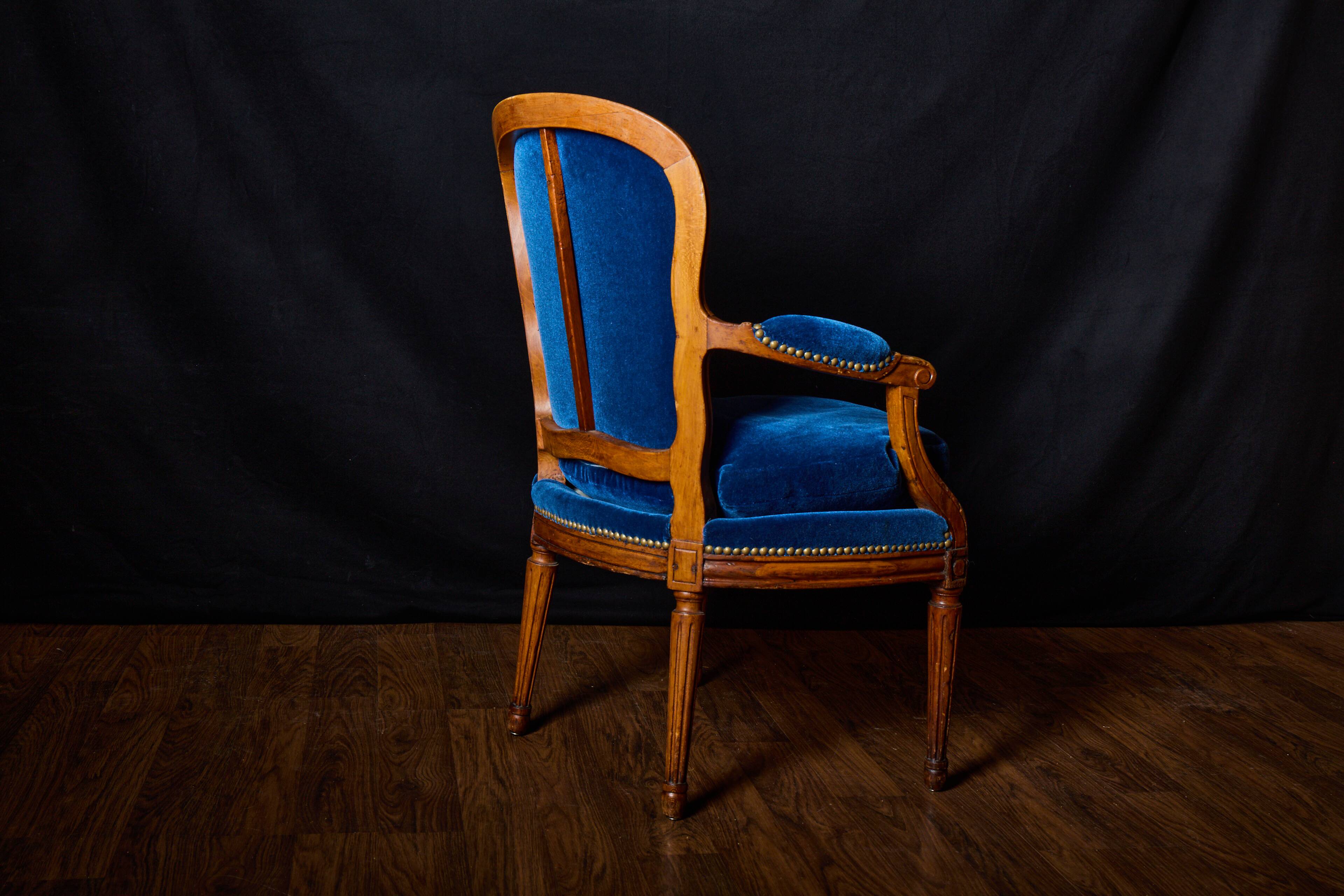 Paire de fauteuils de style Louis XVI rénovés en velours bleu