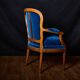 Paire de fauteuils de style Louis XVI rénovés en velours bleu