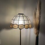 Lampe avec un abat-jour ancien en nacre bi-color et un pied doré