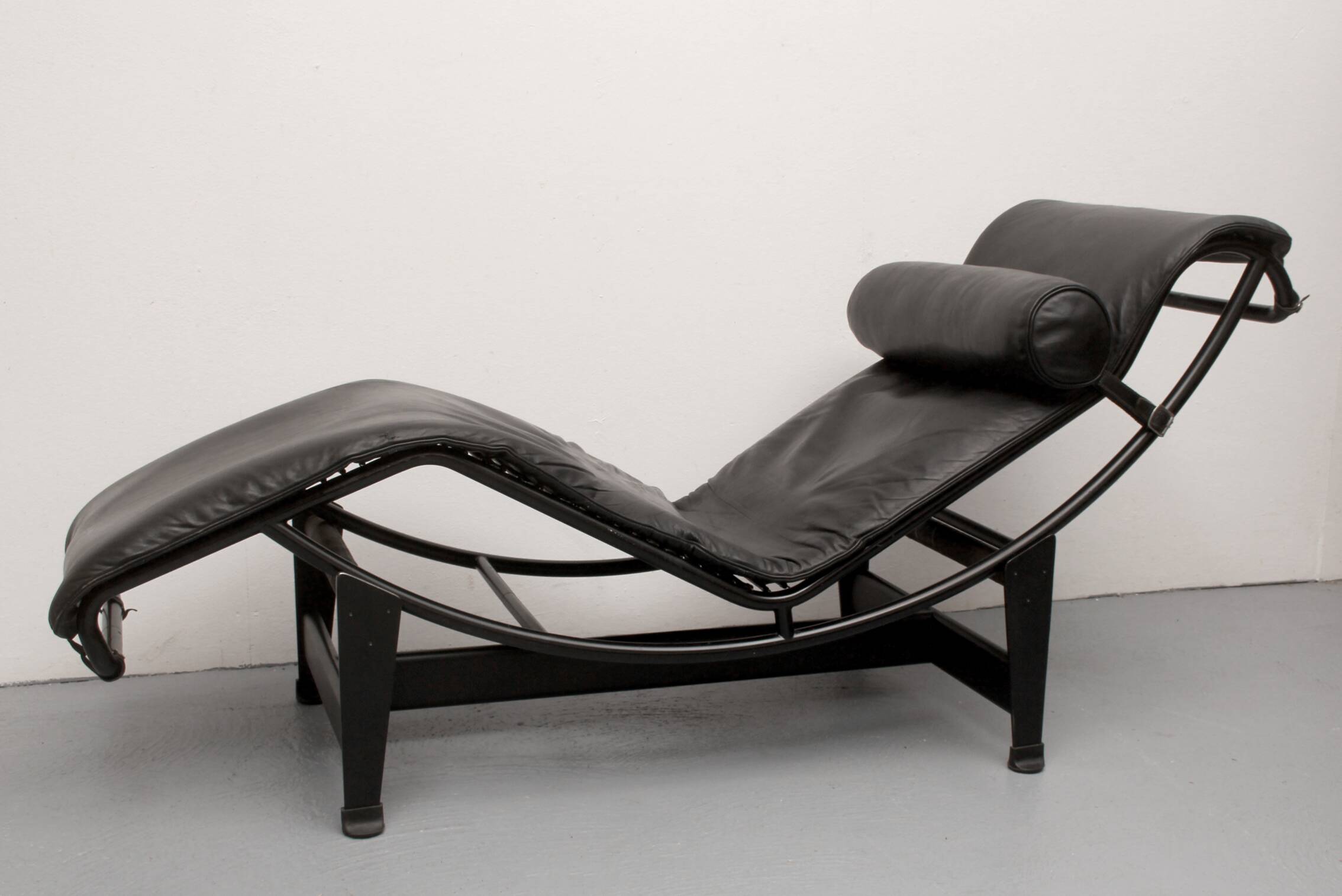 Chaise longue LC 4 Cassina Le Corbusier cuir noir