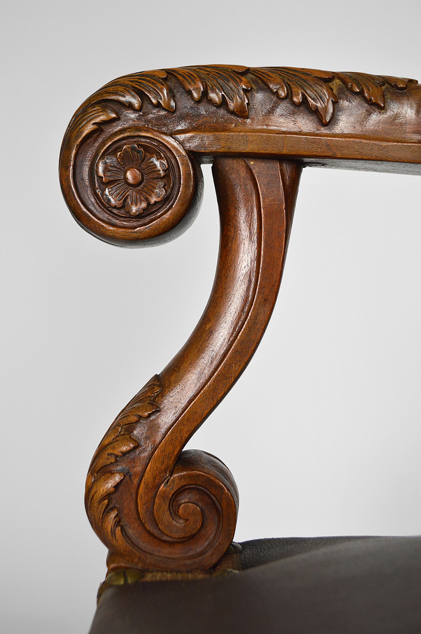 Fauteuil de bureau Louis XIII en cuir et noyer sculpté vers 1860