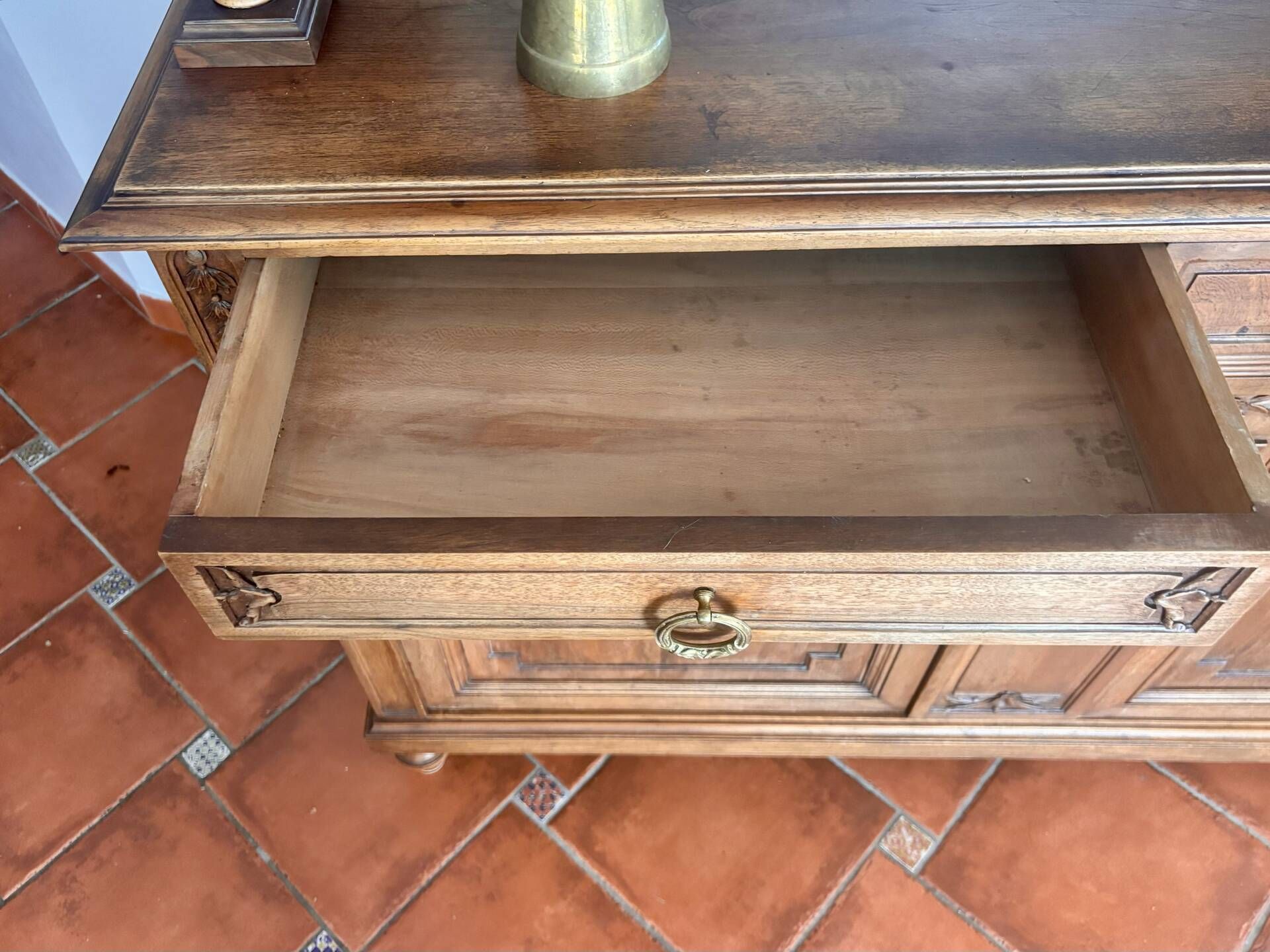Buffet deux corps en style Louis XVI en chêne sculpté avec miroir – Born