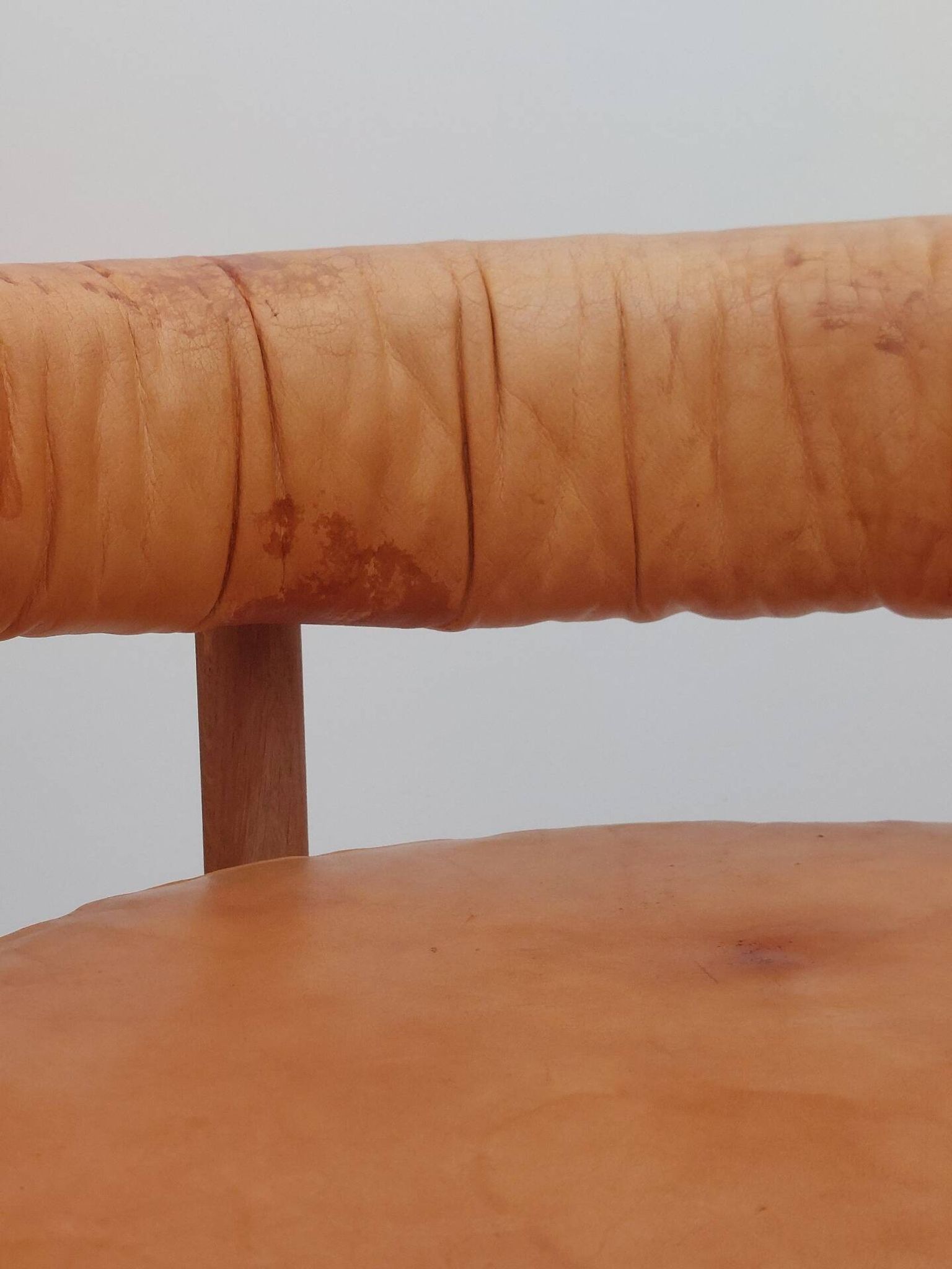 Chaise de trône en bois vintage, fauteuil en cuir cognac.
