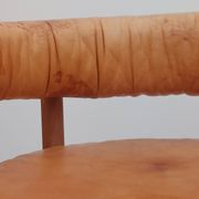 Chaise de trône en bois vintage, fauteuil en cuir cognac.