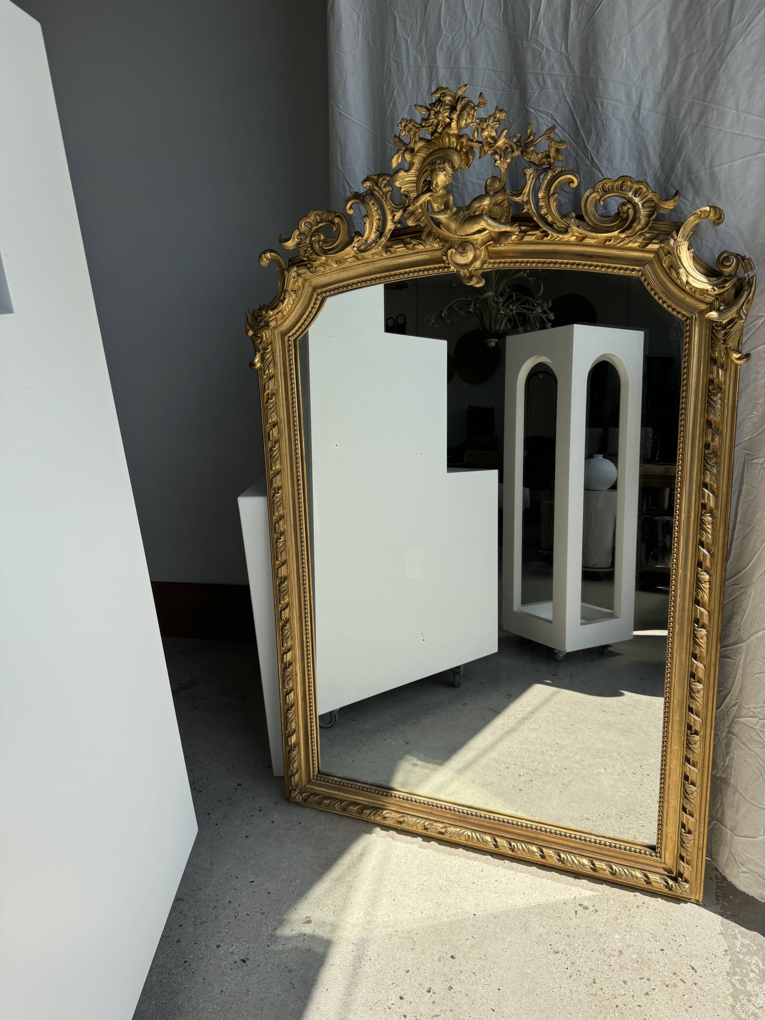 Large gilded mirror with acanthus leaf pediment H150 L98