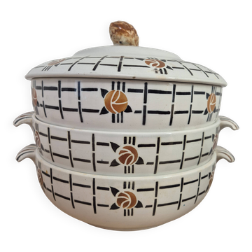Many salad bowls and soup tureens St Amand