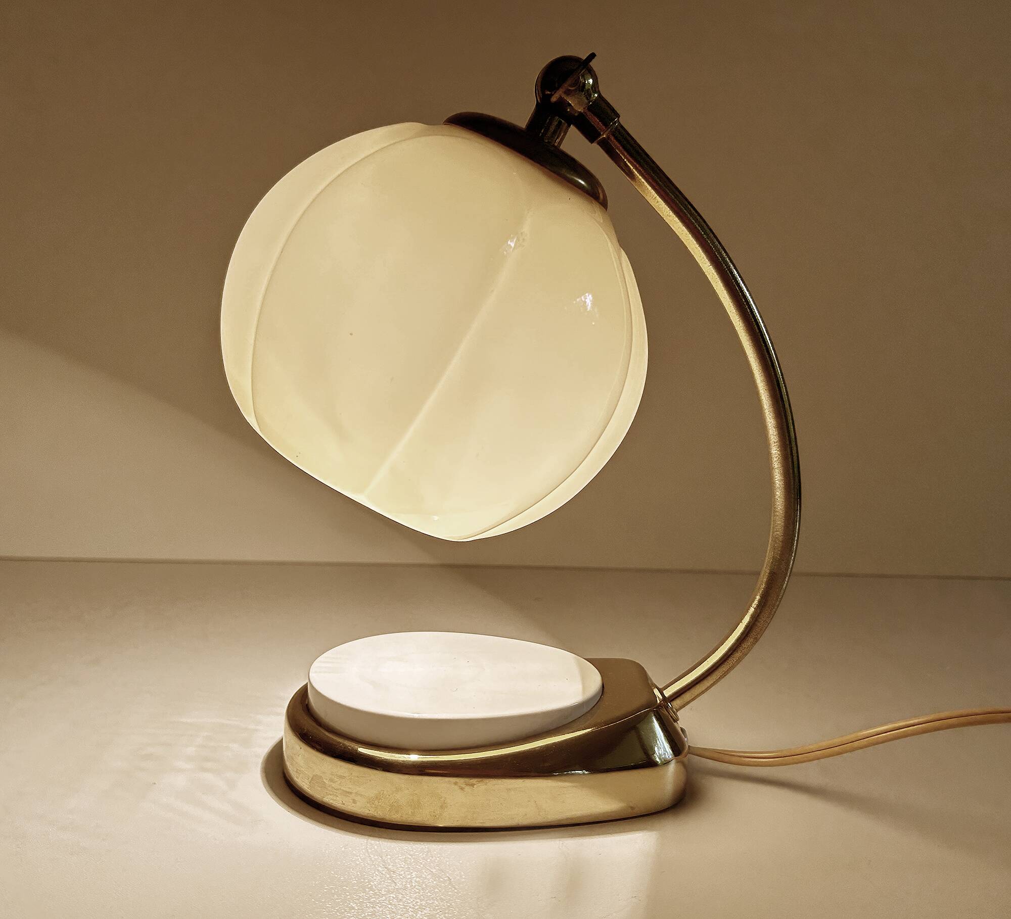 Lampe de table Art déco Bauhaus en verre et bakélite