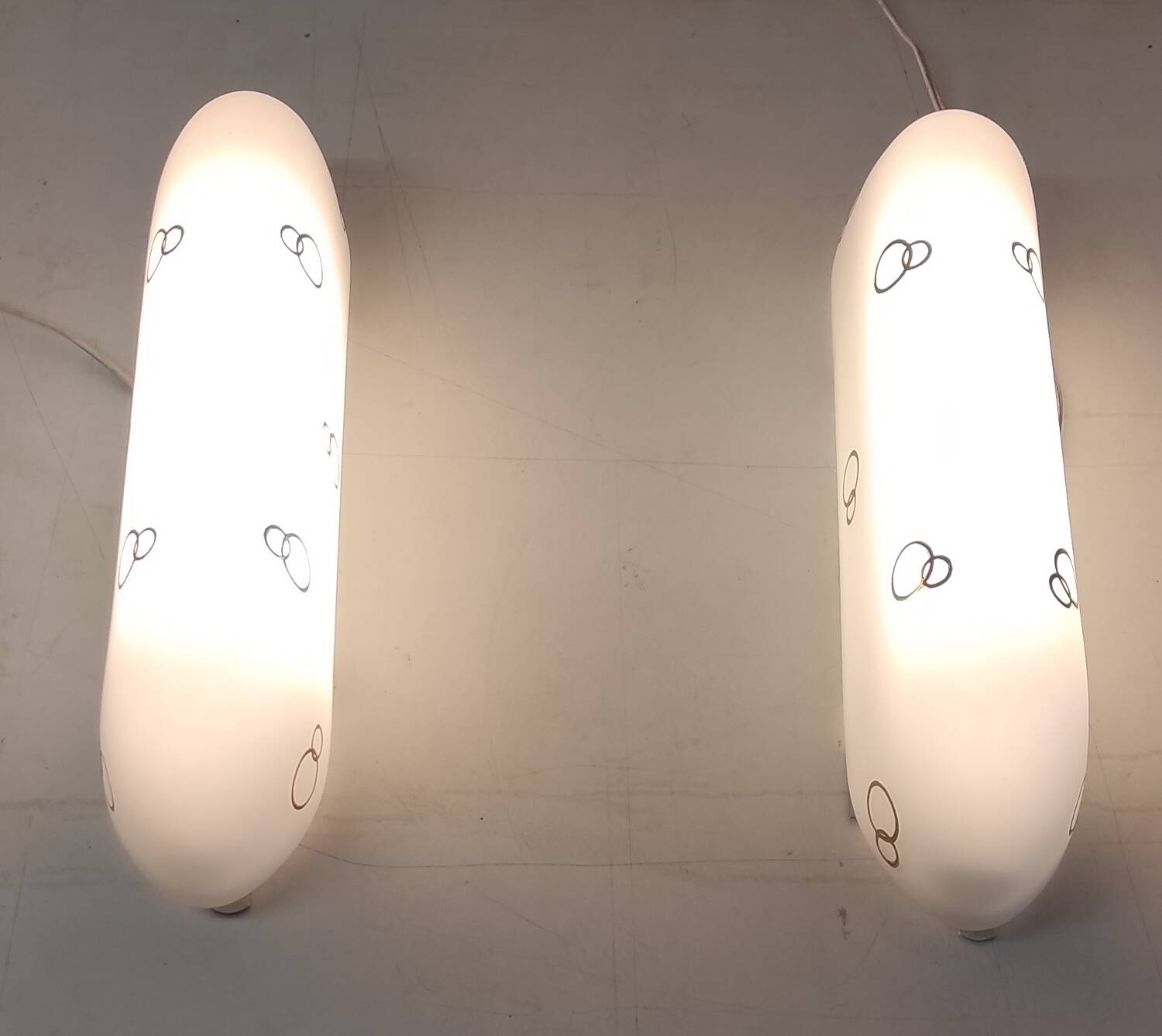 Duo of opaline glass and gold decor wall lights - 50s/60s