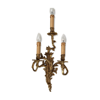 Applique en bronze doré de style Louis XV à trois lumières