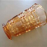 Vase rose en verre taillé