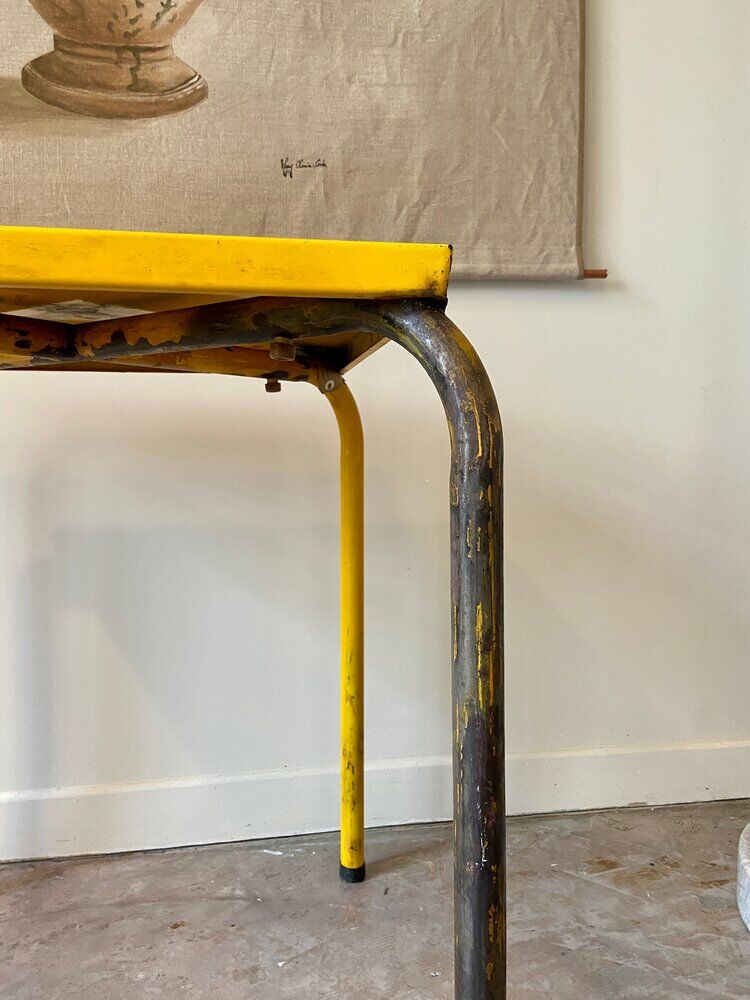 Yellow metal table ☐ 60 x 60 cm