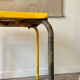 Table en métal jaune